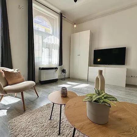 Lujza - Modern * בודפשט