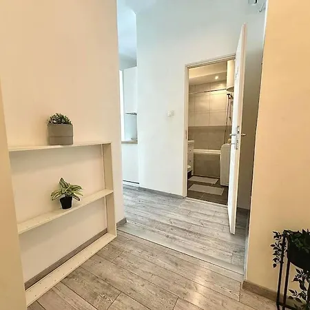 Lujza - Modern * بودابست