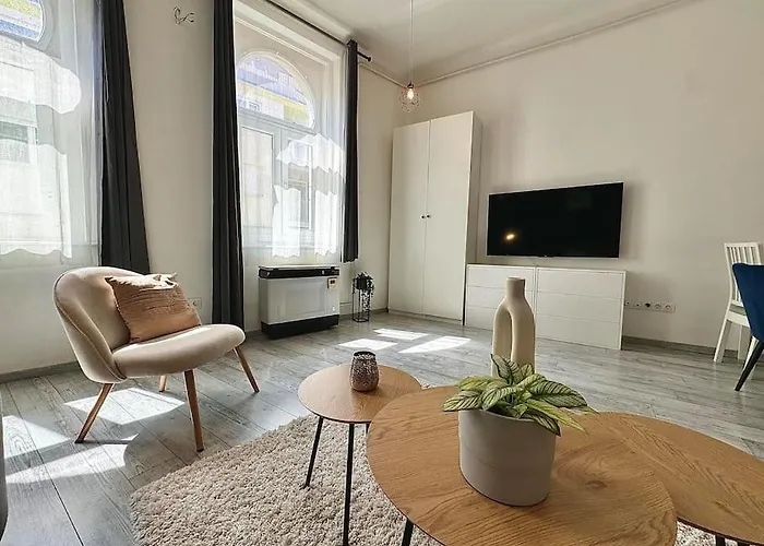 Lujza - Modern * Budapest